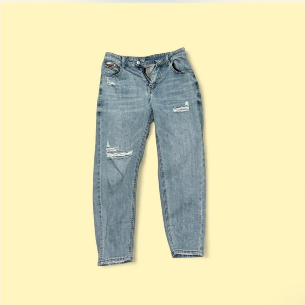 ✨ Light wash distressed denim jeans with a relaxed fit. Size: 26"✨